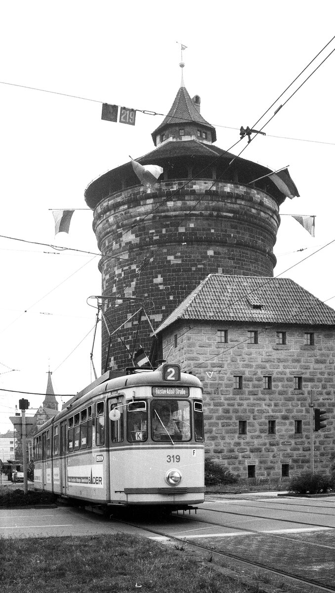Nürnberg-Fürther Straßenbahn__Tw 319 [GT6;MAN/Siemens; 1963] auf Linie 2 zur 'Gustav-Adolf-Straße' am Spittlertor-Turm__15-06-1976