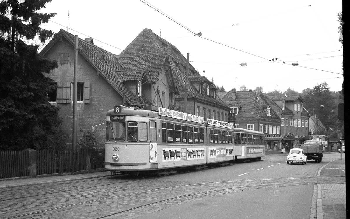 Nürnberg-Fürther Straßenbahn__Tw 320 [GT6; MAN 1963] mit Bw hat die Wendeschleife in  Erlenstegen verlassen.__21-07-1976