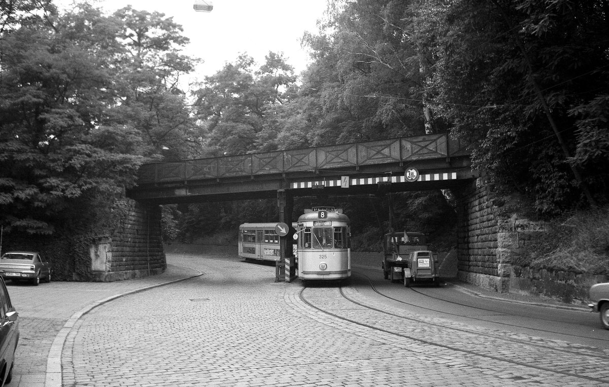 Nürnberg-Fürther Straßenbahn__Tw 325 [GT6; MAN 1963] unter der Ringbahnbrücke in Erlenstegen.__21-07-1976