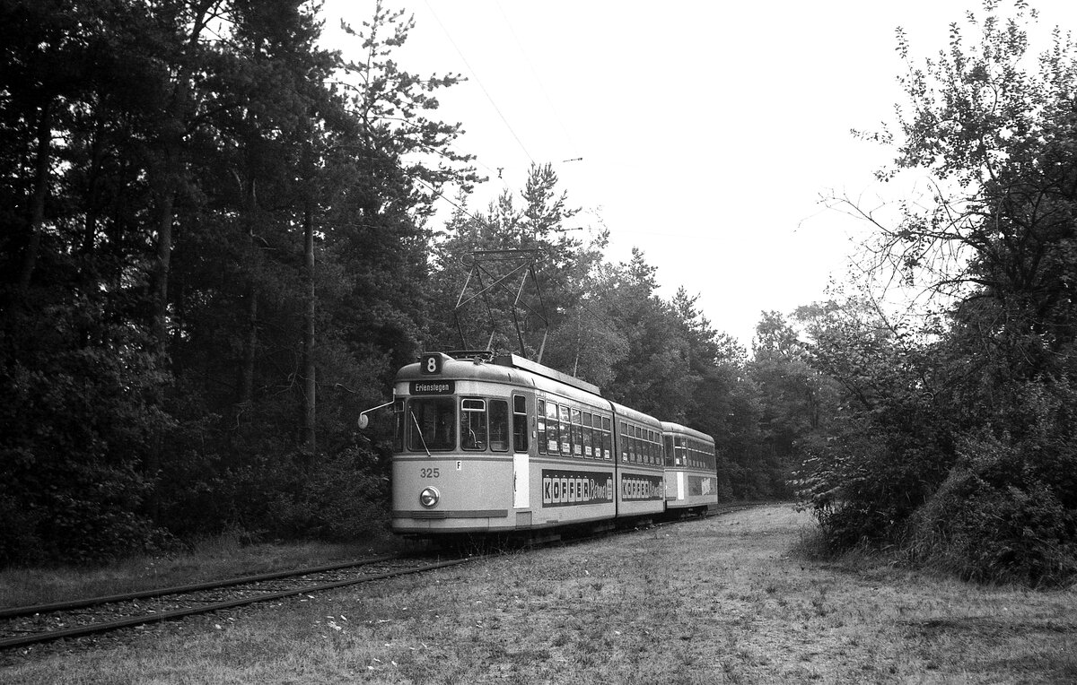 Nürnberg-Fürther Straßenbahn__Tw 325 [GT6; MAN 1963] mit Bw startet aus der Endschleife 'Worzeldorfer Str.' am Südfriedhof seine Fahrt nach Erlenstegen.__21-07-1976