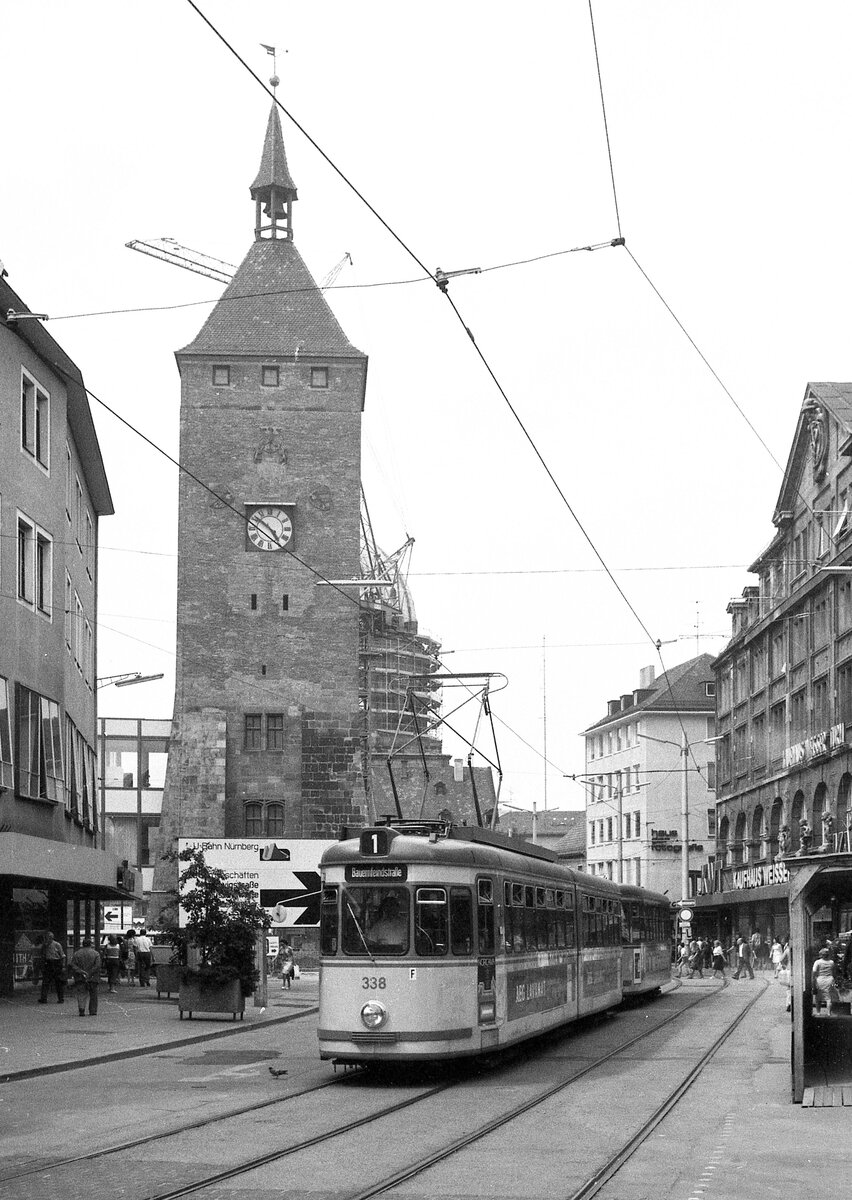 Nürnberg-Fürther Straßenbahn__Tw 338 [GT6; MAN/Siemens 1964] mit Bw auf Linie 1 in der Karolinenstr.Dahinter der 'Weiße Turm'.__15-06-1976