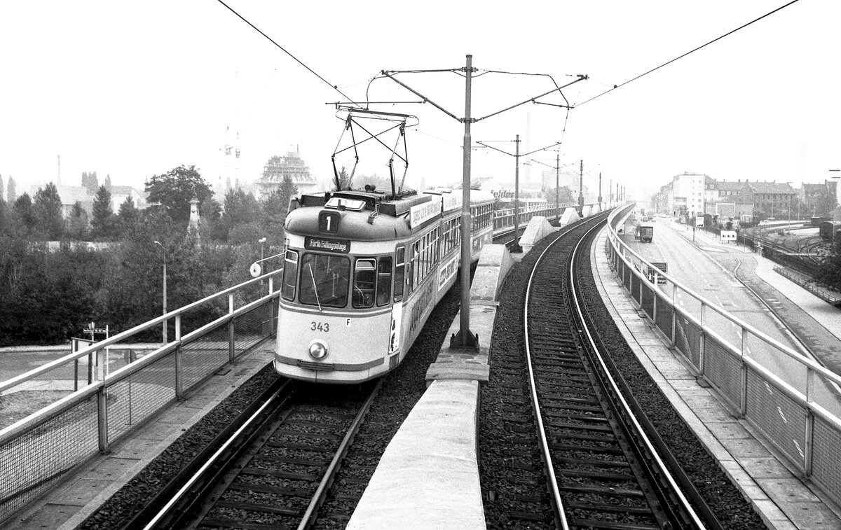 Nürnberg-Fürther Straßenbahn__Tw 343 [GT6; MAN/Siemens; 1966] mit Bw auf Linie 1 nach 'Fürth Billinganlage' an der Stadtgrenze Nürnberg/Fürth. Links zwischen den Sträuchern das damals dort(de-)platzierte Ludwigseisenbahn-Denkmal (unzugänglich zwischen Schnellstraßen)._21-07-1976