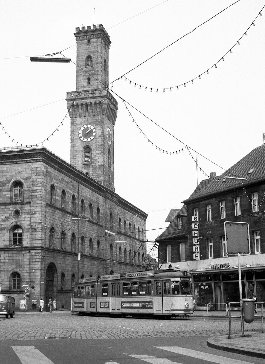 Nürnberg-Fürther Straßenbahn__Tw 351 [MAN/Siemens 1966] als Linie 1 nach Nürnberg unterwegs, biegt beim Rathaus Fürth in die Schwabacher Str. ein .__15-06-1976