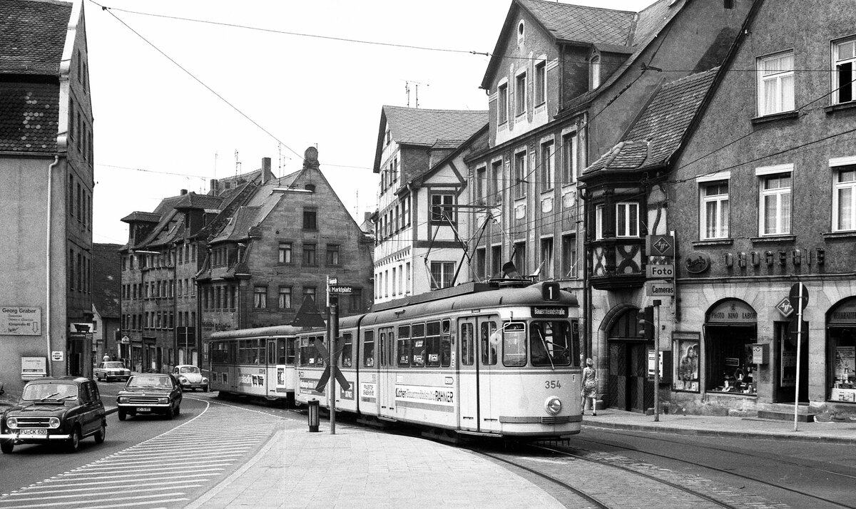 Nürnberg-Fürther Straßenbahn__Tw 354 [GT6; MAN/Siemens 1966] mit B4 auf Linie 1 auf der Rückfahrt Richtung Nürnberg beim 'Grünen Markt' in Fürths Altstadt.__15-06-1976