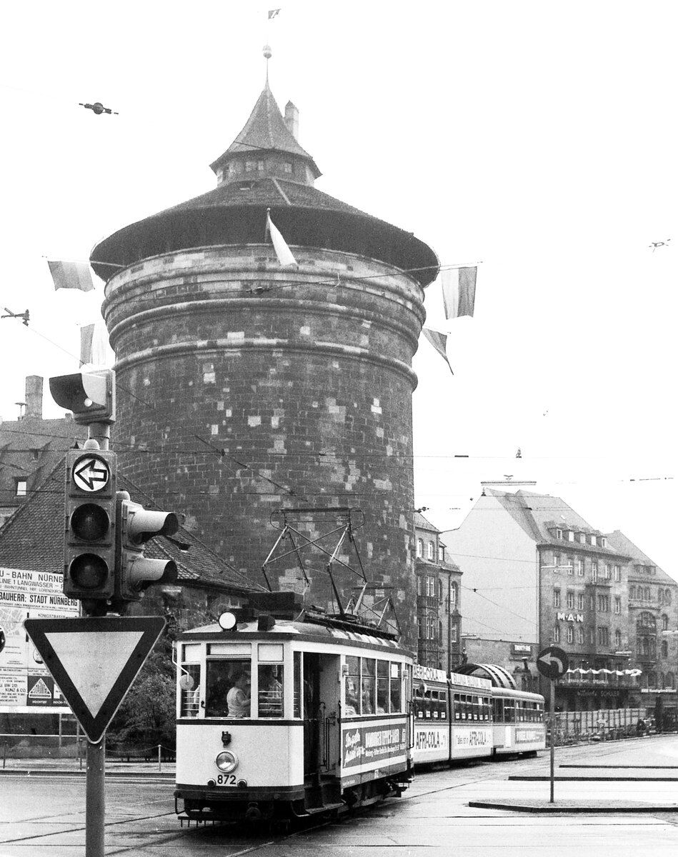 Nürnberg-Fürther Straßenbahn__Tw 872 [MAN/SSW 1935] passiert den Frauentor-Turm am Bahnhofsplatz, fährt durch die Königstr. und bis zum 'Plärrer'.__21-07-1976
