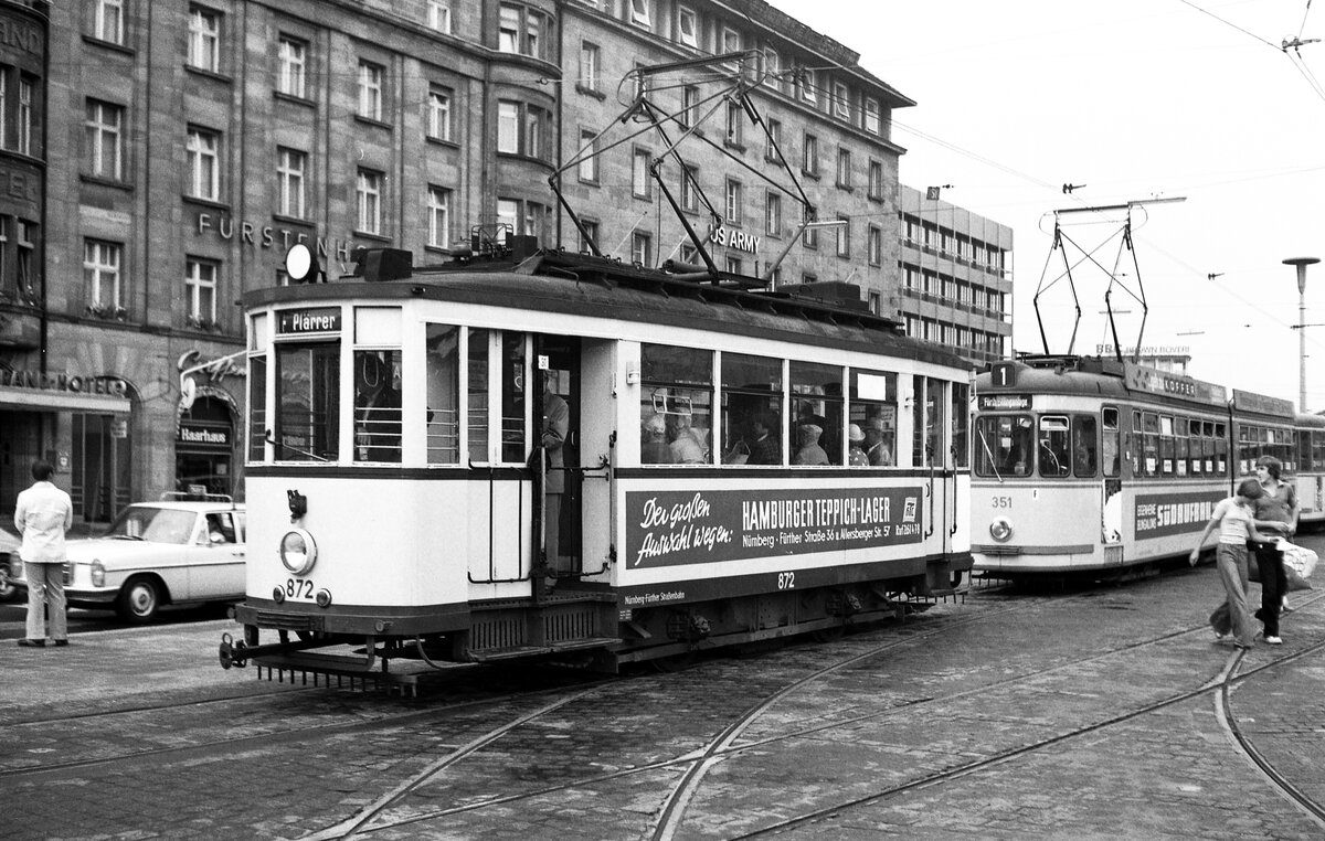 Nürnberg-Fürther Straßenbahn__Tw 872 [MAN/SSW 1935] und Tw 351 [GT6: MAN/Siemens 1966]  am Hbf. Nürnberg.__21-07-1976