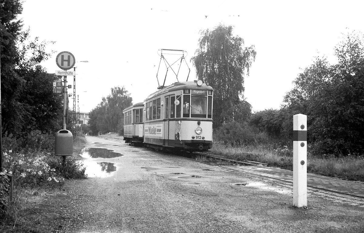 Nürnberg-Fürther Straßenbahn__Tw 912 [DUEWAG/SSW 1940] mit Bw auf Linie 11 an der Endhaltestelle 'Herrnhütte'. Zurück geht es offenbar nach Mögeldorf. 3 Monate später wurde der Streckenast nach 'Herrnhütte' eingestellt, die Linie 11 fuhr noch ein paar Jahre von Fürth zum (Siemens) Trafowerk.__21-07-1976