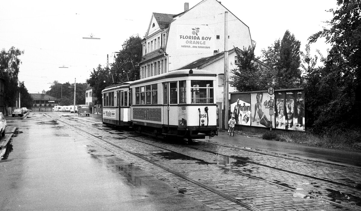 Nürnberg-Fürther Straßenbahn__Tw 913 [DUEWAG/SSW 1940] mit Bw 1256 [MAN 1951] auf Linie 11 an der Haltestelle 'Klingenhofstr.' im Gebiet 'Herrnhütte'.__21-07-1976