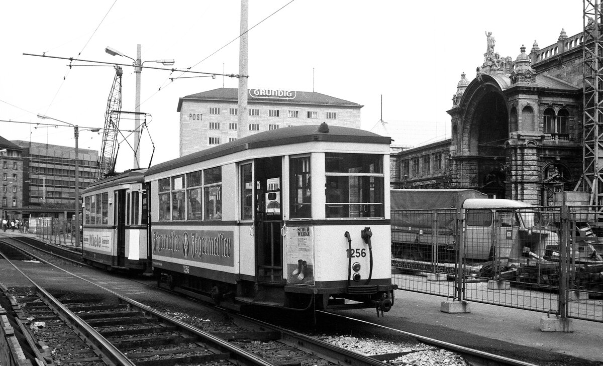 Nürnberg-Fürther Straßenbahn__Tw 913 [DUEWAG/SSW 1940] und Bw 1256 [MAN 1951] passieren den Nürnberger Hauptbhf.__21-07-1976
