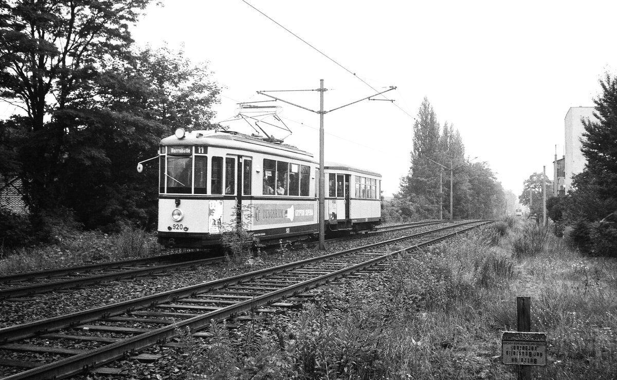 Nürnberg-Fürther Straßenbahn__Tw 920 [MAN/SSW 1940] mit Bw auf Linie 11 von Fürth Richtung Stadtgrenze Nürnberg unterwegs.__21-07-1976