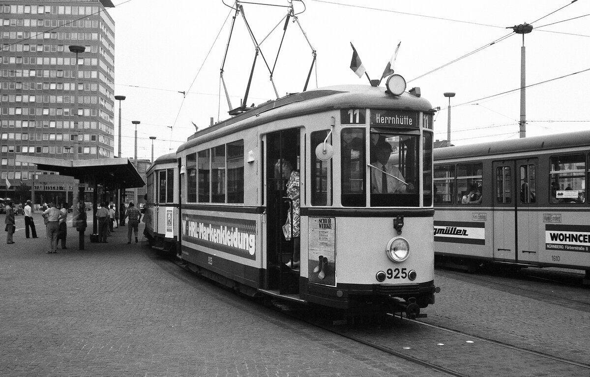 Nürnberg-Fürther Straßenbahn__Tw 925 [MAN/Siemens 1940] mit Bw auf Linie 11 nach 'Herrnhütte' am 'Plärrer'.__15-06-1976