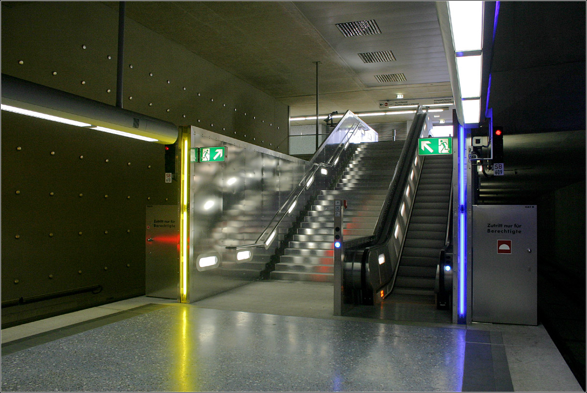 Nürnberg, U3 -

Gustav-Adolf-Straße. Blick auf einen der beiden Ausgänge. Der Höhenunterschied zwischen dem Bahnsteig und dem Zwischengeschoss ist relativ gering. Dies ist ein Vorteil des Stromschienenbetriebes, so kann die Tunnelhöhe niedriger ausgeführt werden, als wenn noch Platz für Oberleitungen notwendig ist.

28.06.2008 (M)