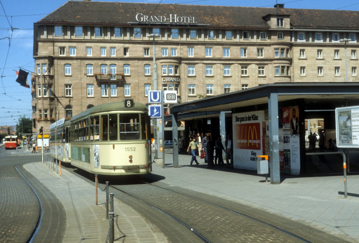 N�rnberg VAG SL 8 (B4 1552 + GT6) Bahnhofsplatz am 7. Juli 1984.