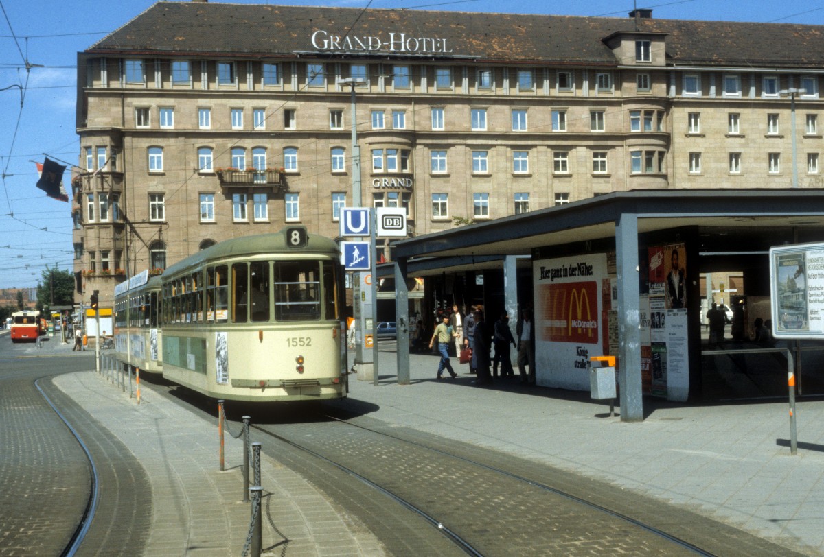 Nrnberg VAG SL 8 (B4 1552 + GT6) Bahnhofsplatz am 7. Juli 1984.