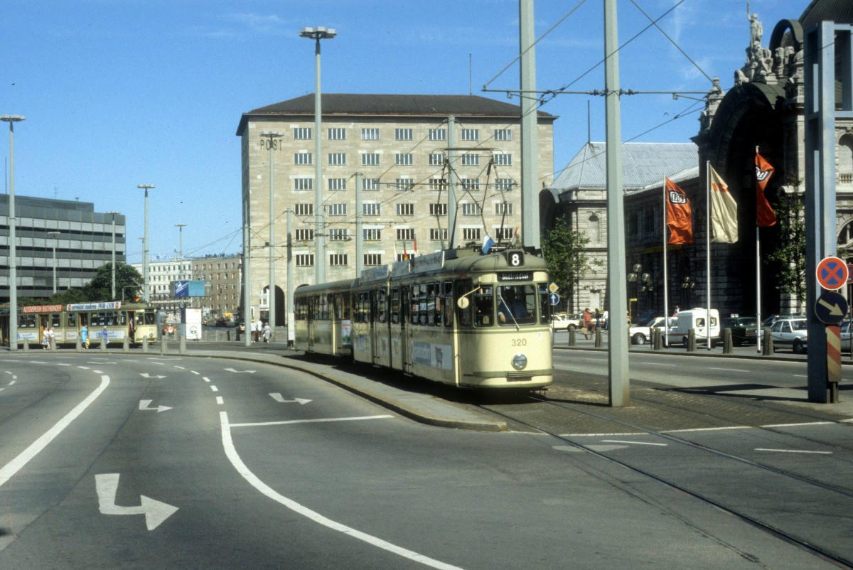 Nrnberg VAG SL 8 (GT6 320 + B4) Bahnhofsplatz am 7. Juli 1984.