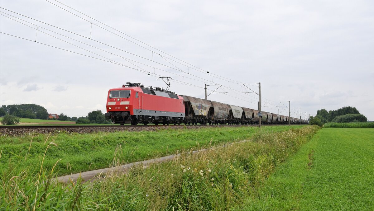 Nürnberger Leasing 120 120 (ex DB), vermietet an Bahnlogistik24, mit TRANSCEREALES-Silowagenzug in Richtung Osnabrück (bei Melle, 21.07.2021).