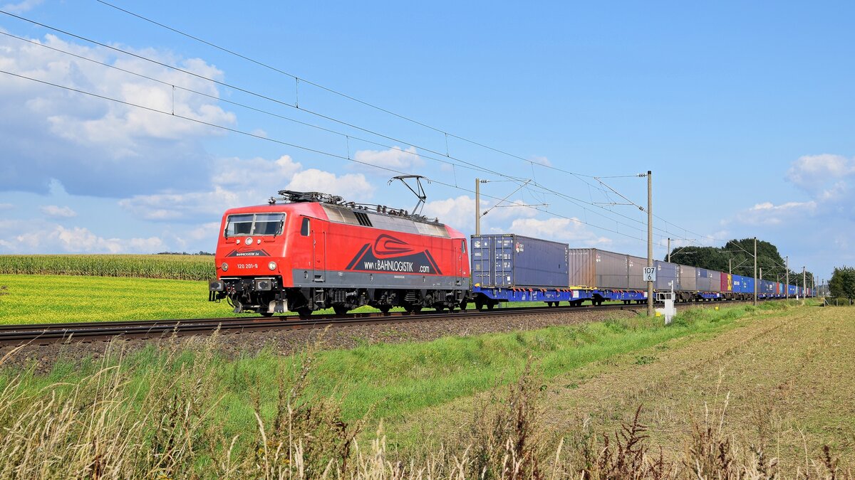 Nürnberger Leasing 120 201, vermietet an Bahnlogistik24, mit Containerzug in Richtung Osnabrück (bei Melle, 31.08.2021).