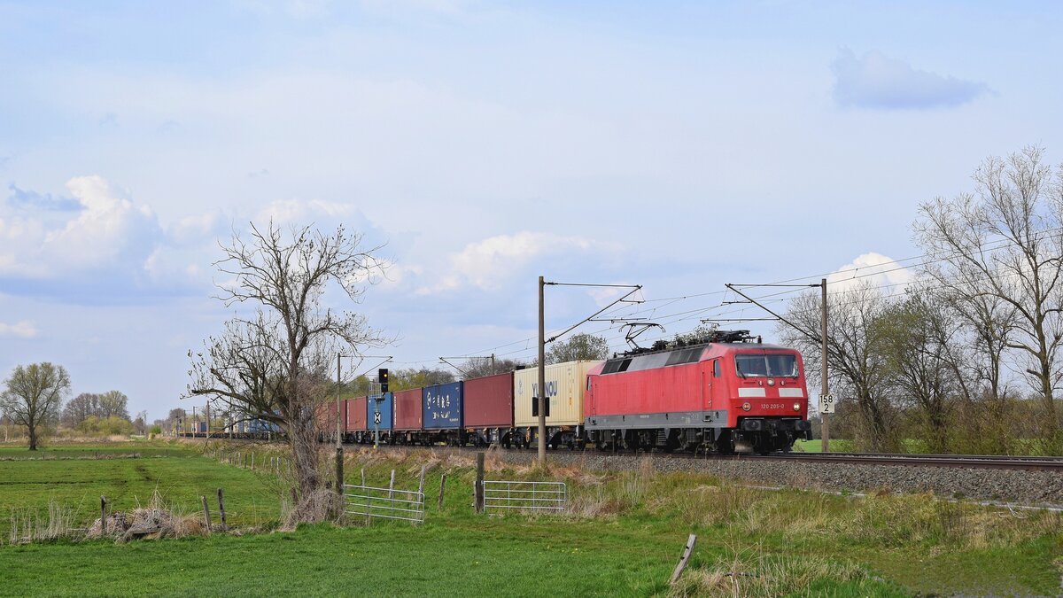 Nürnberger Leasing 120 205 (ex DB), vermietet an Bahnlogistik 24, mit Containerzug DGS 91173 Hamburg Süd - Duisburg-Rheinhausen (Hüde, 18.04.2021).