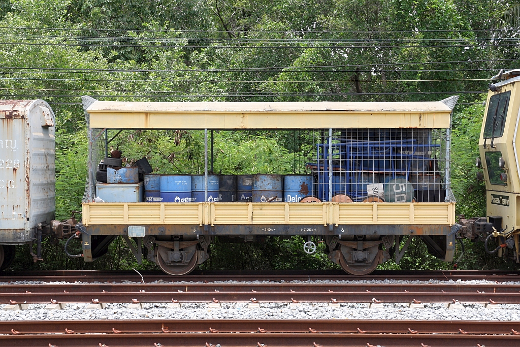 Nummernloser Bauzugwagen (Geismar Type R10) am 03.Mai 2022 in der Chachoengsao Junction.