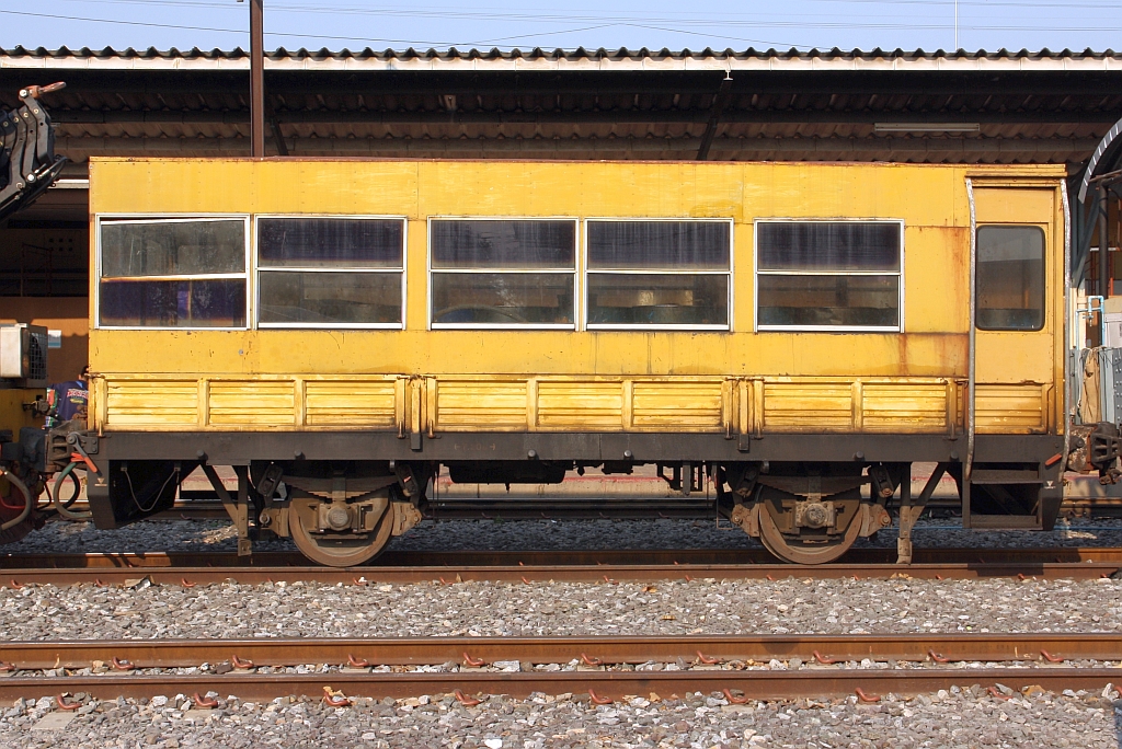 Nummernloser Bauzugwagen (vermutlich Geismar Type R10) am 30.März 2023 in der Nakhon Sawan Station.