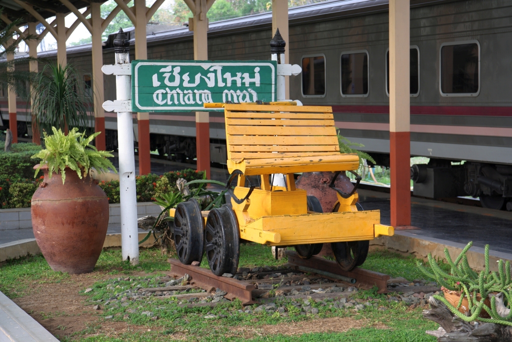 Nummernloser Kleinwagen als Denkmal in der Chiang Mai Station. Bild vom 21.März 2023.
