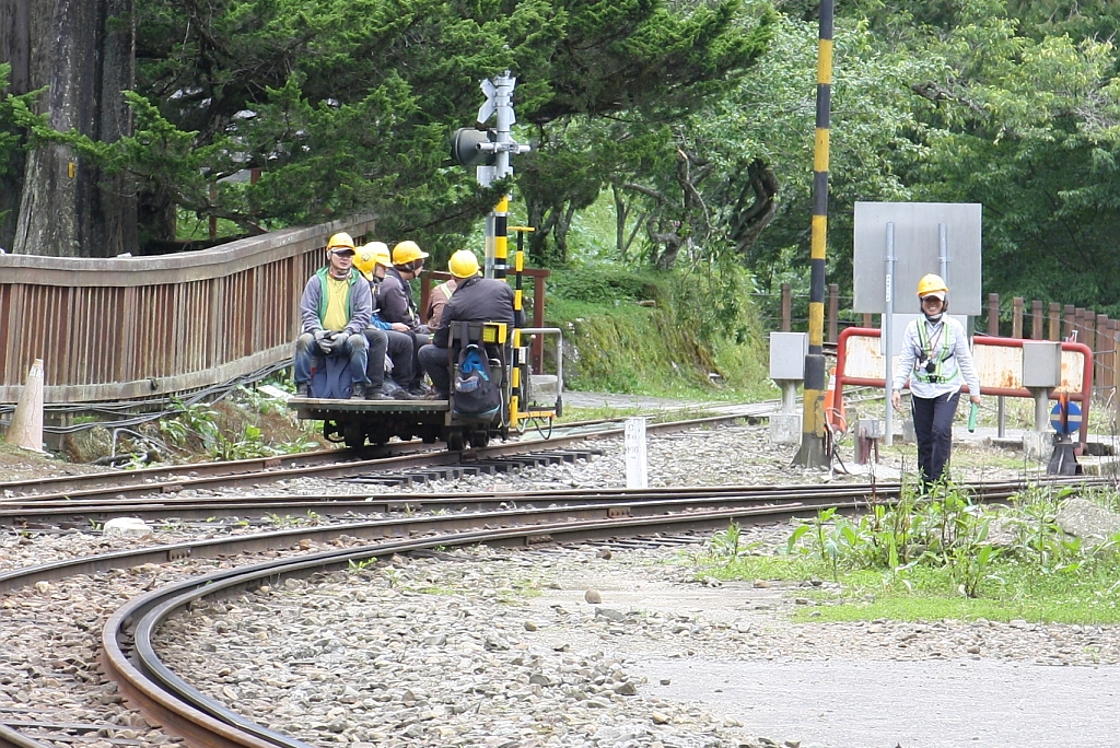 Nummernloser Kleinwagen verlässt am 06.Juni 2017 die Chaoping Station.