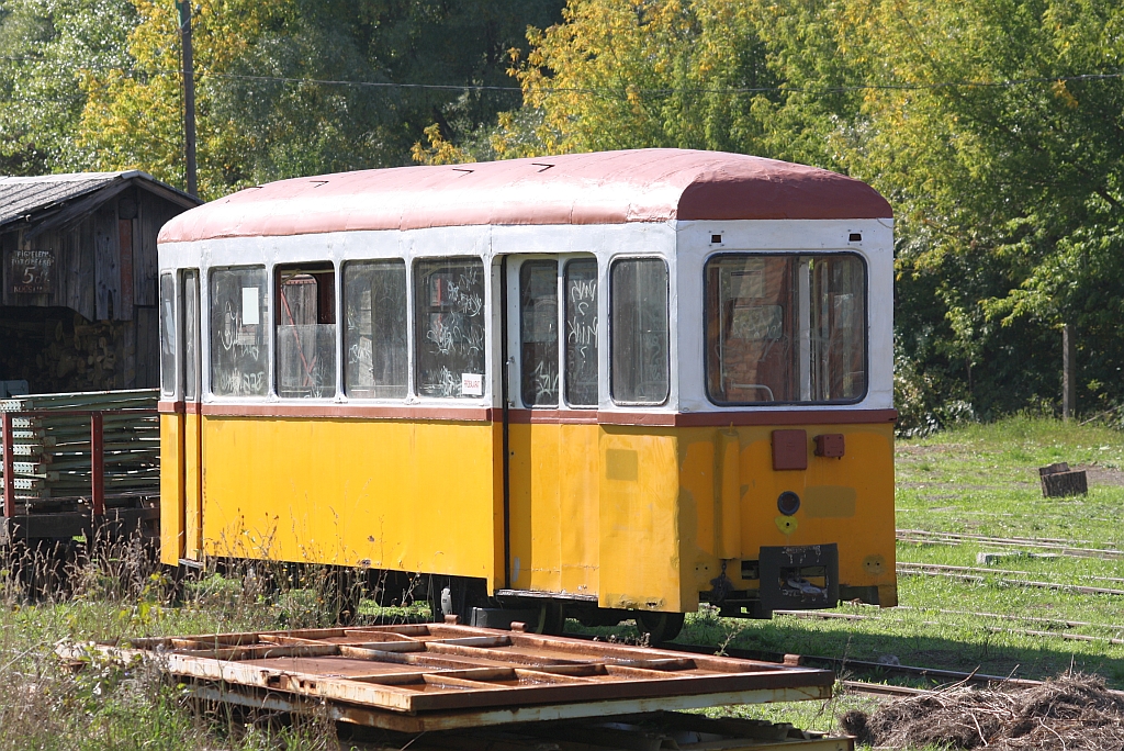 Nummernloser Strassenbahnbeiwagen im BW Szob der Brsny Kisvast am 28.September 2013. 

