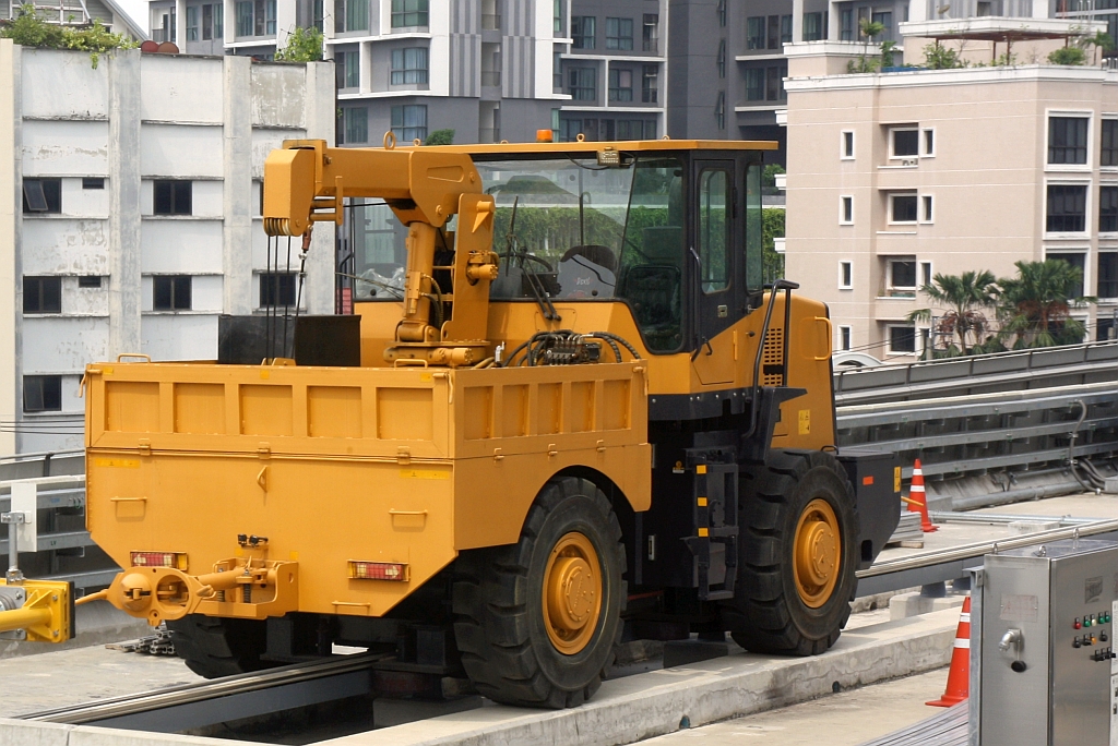 Nummernloses Bahndienstfahrzeug (Hersteller und Type ???) bei der BTS Krung Thon Buri Station (G1) am 30.April 2022.