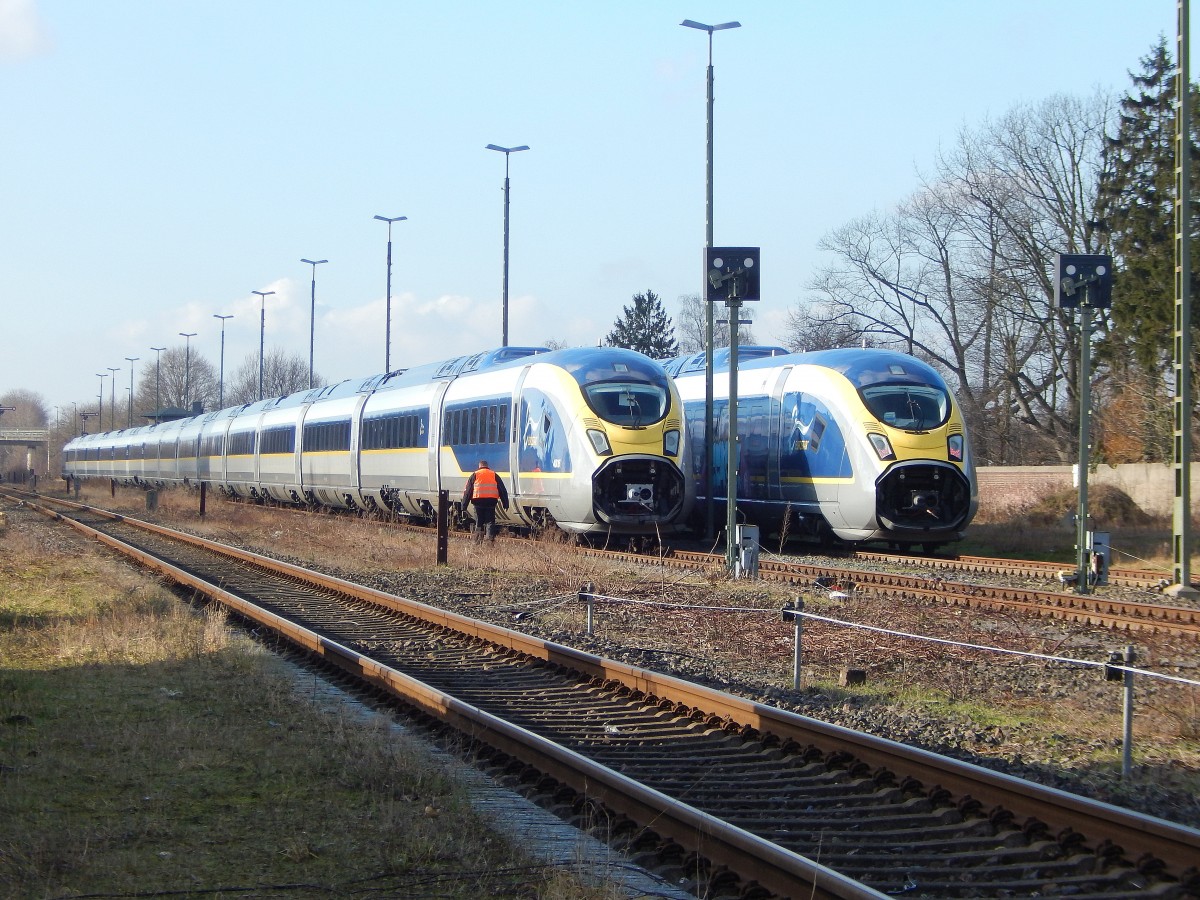 Nun auch für die Öffentlichkeit zu sehen. 2 neue Eurostar Velaro Züge stehen in Mönchengladbach Rheindahlen abgestellt und werden von 2 Sicherheitsleuten rund um die Uhr bewacht. Einer der beiden Züge wurde am Nachmittag von der 247 901 ins Prüfcenter Wegberg gezogen.

Mönchengladbach Rheindahlen  17.01.2015