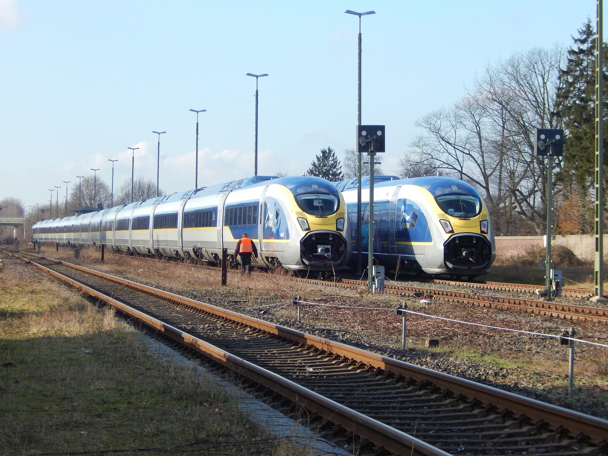 Nun auch für die Öffentlichkeit zu sehen. 2 neue Eurostar Velaro Züge stehen in Mönchengladbach Rheindahlen abgestellt und werden von 2 Sicherheitsleuten rund um die Uhr bewacht. Einer der beiden Züge wurde am Nachmittag von der 247 901 ins Prüfcenter Wegberg gezogen.

Mönchengladbach Rheindahlen  17.01.2015