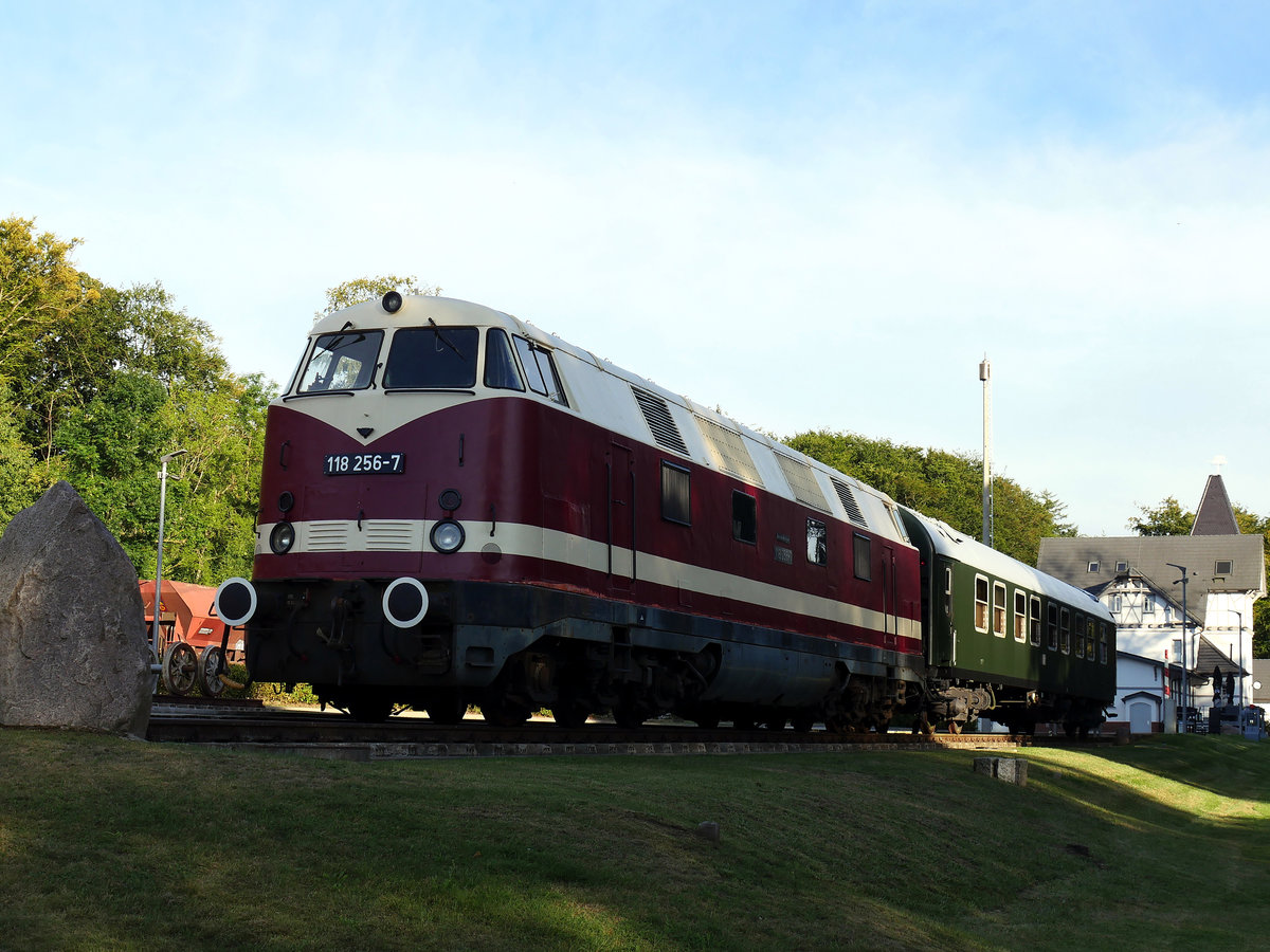 Nun auch wieder in Farbgebung Deutsche Reichsbahn, die  Zigarre  118 256-7  (1967 ausgeliefert als V180 256, ab 01.06.1970: 118 256-7, ab 30.07.1990: 118 656-8, ab 01.01.1992: 228 656-3, ab 2004: LOCON 301, ab 19.04.2018 als Denkmal (privat) in Gadebusch), dahinter der originalgetreu sanierte Salonwagen des Regierungszuges der DDR, innen sechs Abteile mit Doppelstockbetten, Toiletten sind neu, Dusche ist noch original wie zu Honeckers Zeiten; am ehemaligen Bahnhof Gadebusch i.M., 01.09.2020

