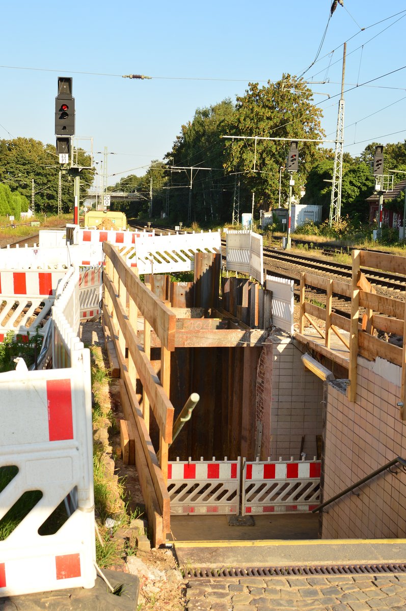 Nun ist der Bahnsteigaufgang seines Überbaues beraubt und ein Teil der Schützmauer herausgesägt. Hier wird der neue Aufzug für den hürdenfreien Zugang für Behinderte zum Bahnsteig gebaut. Rommerskirchen den 16.8.2016