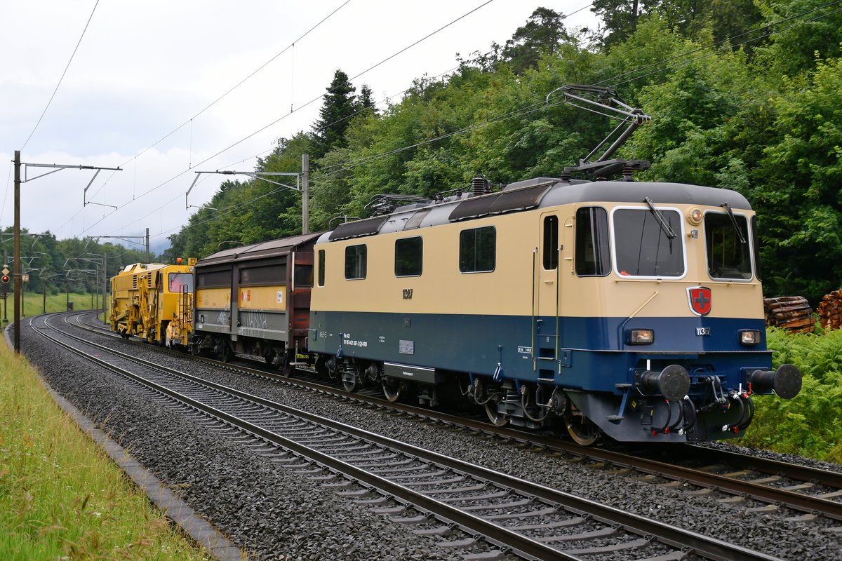 Nun, die Baumaschine in Bulle wollte auch wieder zurückgeholt werden: So war Re 421 387-2 anlässlich eines weiteren Einsatzes mit besagter Baumaschine am 19.06.2020 von Bulle in den RBL unterwegs. Aufgenommen zwischen Rupperswil und Lenzburg.
