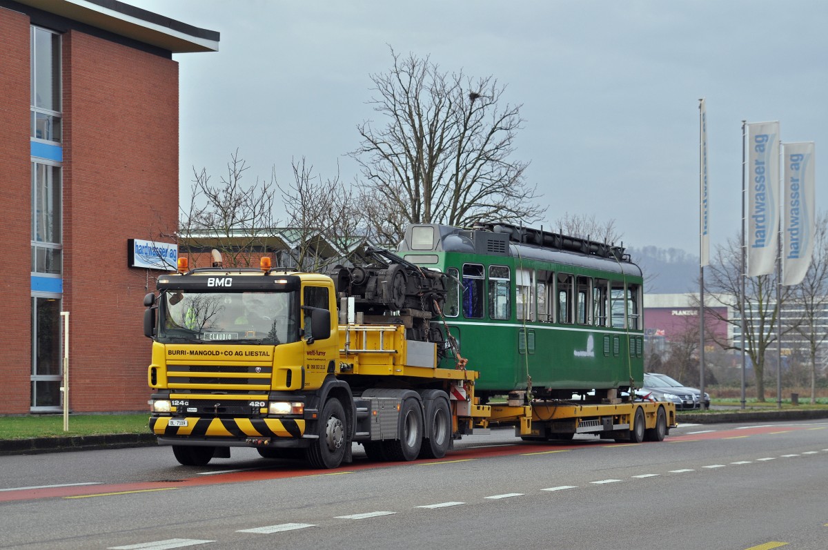 Nun ist der Be 4/4 460 an der Reihe. Am 18.12.2015 wird er in der Hauptwerkstatt aufgeladen und tritt die letzte Reise an. Hier steht der Lastwagen an der Haltestelle Hardwasser. 