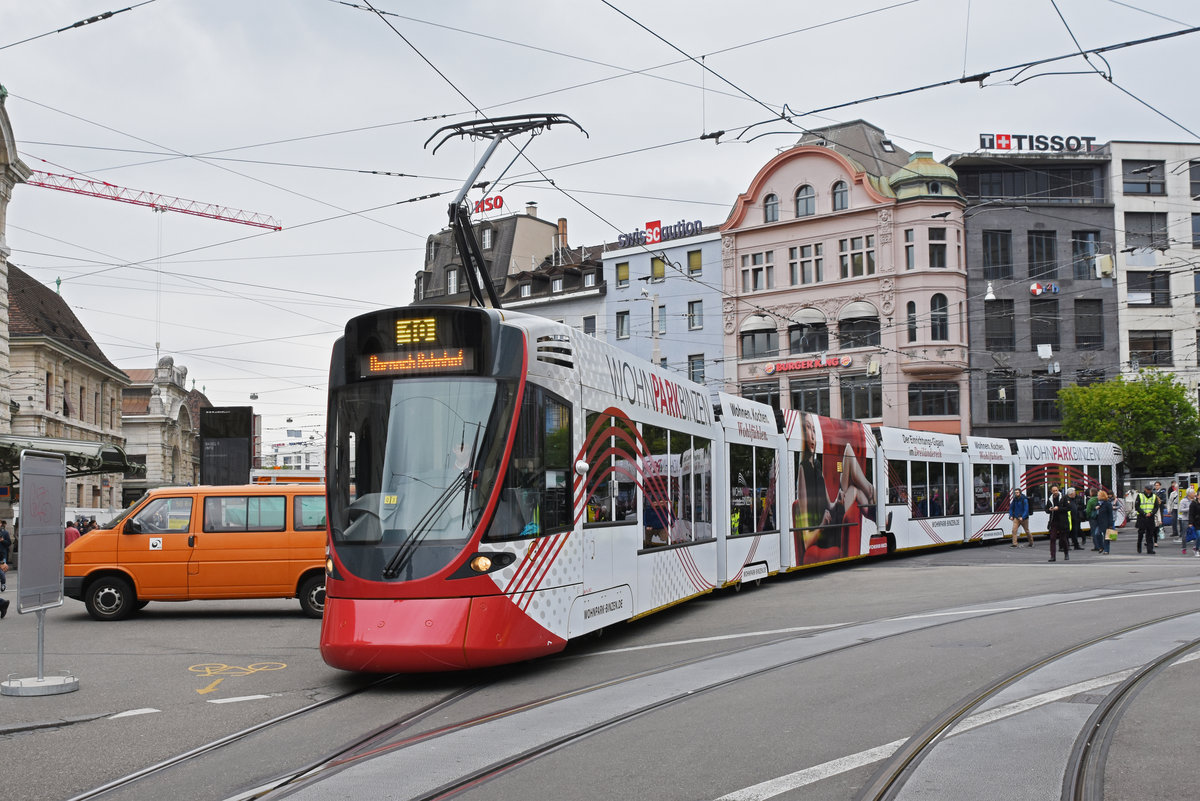 Nun beginnt die zweite Bauphase am Bahnhof SBB. Die Geleise und die Haltekanten der Linie 10 und 11 werden erneuert. Die Linie 10 und 11, fahren jetzt über das Gleis 1 und dann quer über den Bahnhofplatz. Hier verlässt der Be 6/10 Tango 187 mit der Werbung für den Wohnpark Binzen, auf der Linie 10, den Bahnhofplatz Richtung Haltestelle Peter Merian. Die Aufnahme stammt vom 21.05.2019.