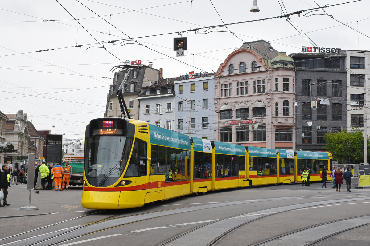 Nun beginnt die zweite Bauphase am Bahnhof SBB. Die Geleise und die Haltekanten der Linie 10 und 11 werden erneuert. Die Linie 10 und 11, fahren jetzt über das Gleis 1 und dann quer über den Bahnhofplatz. Hier verlässt der Be 6/10 Tango 175, auf der Linie 11, den Bahnhofplatz Richtung Haltestelle Peter Merian. Die Aufnahme stammt vom 21.05.2019.