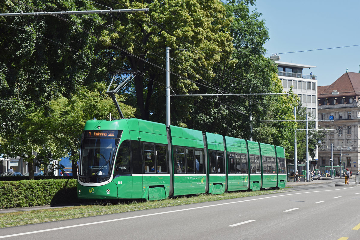 Nun beginnt die zweite Bauphase am Bahnhof SBB. Die Linie 1, fährt von der Markthalle via Heuwaage zum Aeschenplatz und weiter zum Bahnhof SBB. Hier fährt der Be 6/8 Flexity 5015 Richtung Bahnhof SBB. Die Aufnahme stammt vom 17.06.2019.