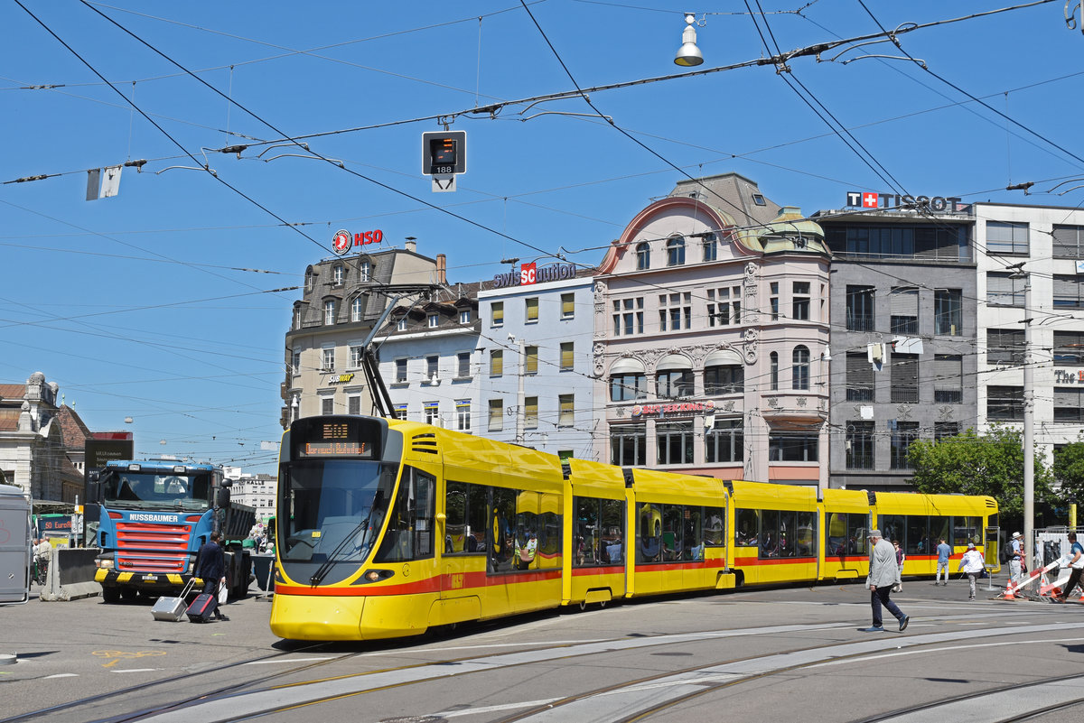 Nun beginnt die zweite Bauphase am Bahnhof SBB. Die Geleise und die Haltekanten der Linie 10 und 11 werden erneuert. Die Linie 10 und 11, fahren jetzt über das Gleis 1 und dann quer über den Bahnhofplatz. Hier verlässt der Be 6/10 Tango 166, auf der Linie 10, den Bahnhofplatz Richtung Haltestelle Peter Merian. Die Aufnahme stammt vom 17.06.2019.