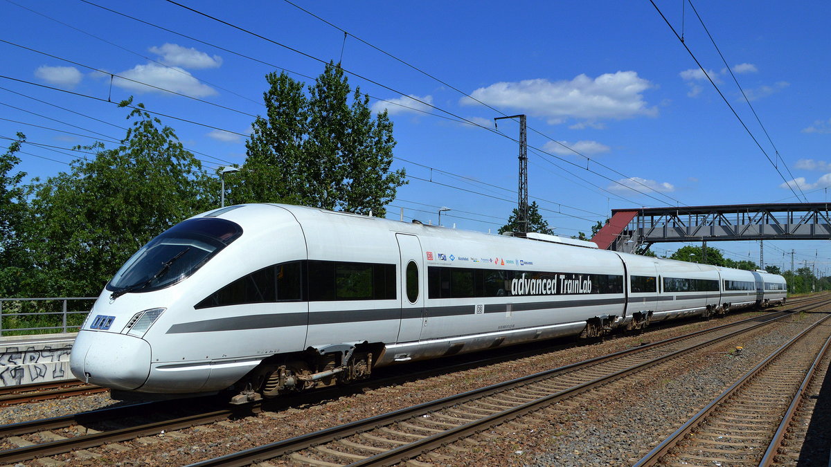 Nun bekomme ich ihn auch mal vor die Linse, der wieder aktivierte Diesel ICE-TD der BR 605 der nun als super moderner Test- und Messzug (Labor) mit der Bezeichnung  advanced TrainLab  (NVR: 95 80 0605 017-2 D-DB .....) bei der DB von Anwender- u. Entwicklerfirmen in der Eisenbahnindustrie angemietet und genutzt werden kann am 15.06.20 Durchfahrt Bf. Saarmund.