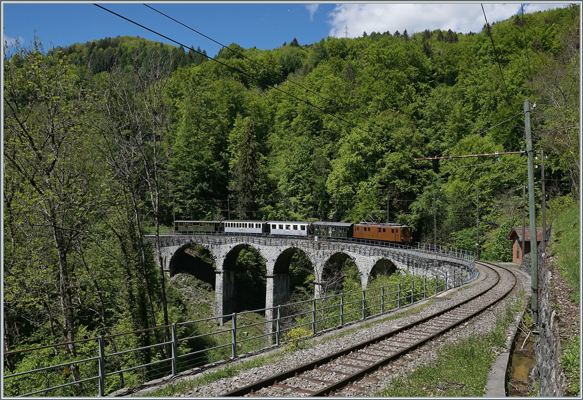 Nun bereits historisch: das alte Baye de Clarnes Viadukt. Dem heute sanierten Viadukt fehlt stückweise schon etwas die Ambiete des ursprünglichen Viaduktes, aber des Viadukt hätte dem Bergdruck ganz sicher nicht mehr lange standgehalten. 
Auf dem Viadukt ist die RhB Bernina Bahn Ge 4/4 81 der Blonay Chamby Bahn mit einem Reisezug auf dem Weg nach Chaulin. 

23. Mai 2021
