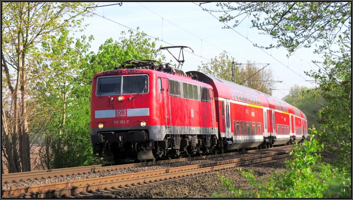 Nun ist er da,der Frühling ,und er zeigt seine Farbpracht als Kontrast zum rollenden Material. Hier rollt der Wupper Express (RE4)mit der 111 151-7 als Zugpferd an mir vorbei,im Gleisbogen bei Rimburg auf der Kbs 485 unweit der niederländischen Grenze am 21.April 2015.