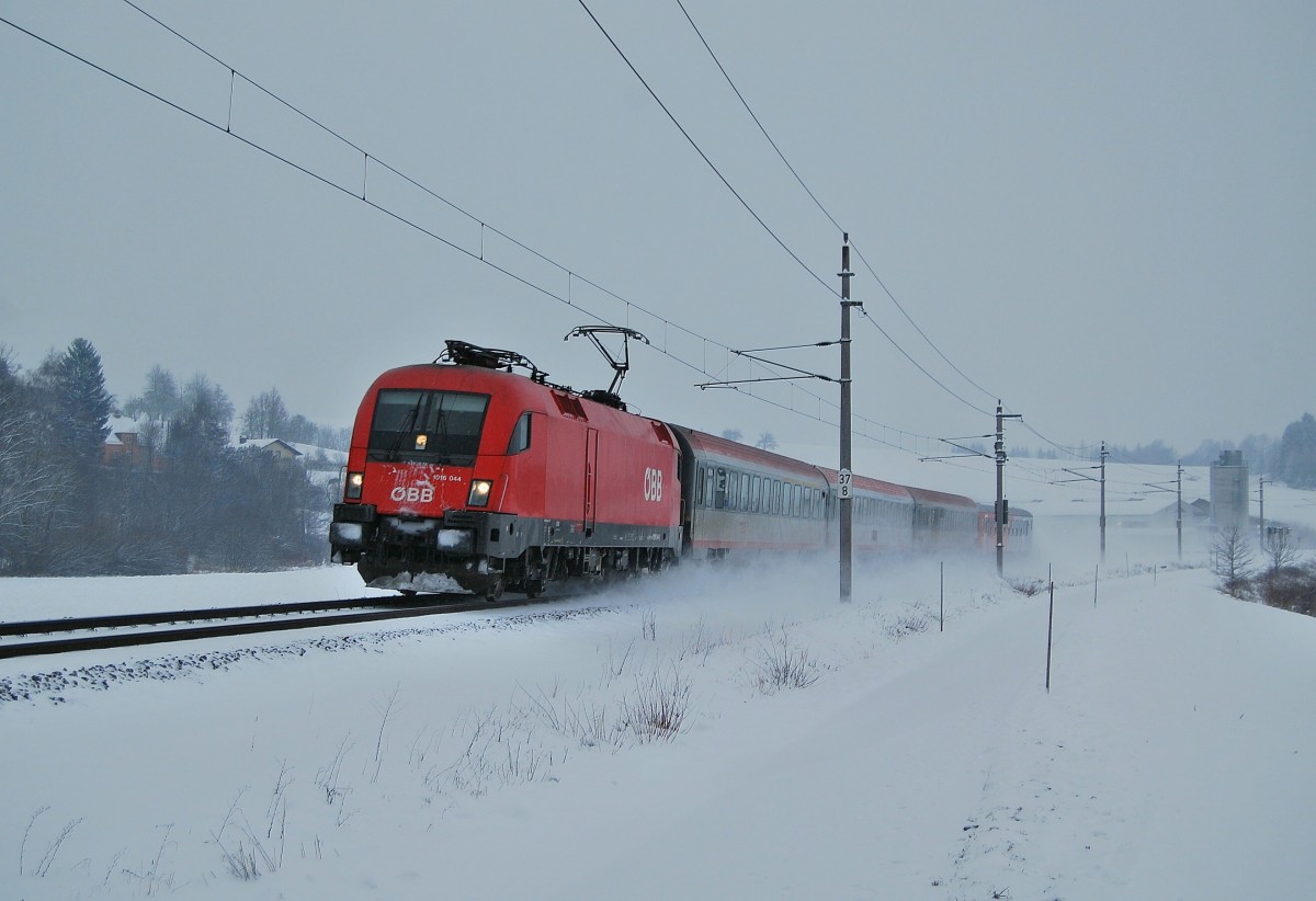 Nun ist es auch im Kremstal Winter geworden.
Die 1016 044 ist am 26.01.2014 mit dem IC 502
im winterlichen Wartberg an der Krems durchgefahren.