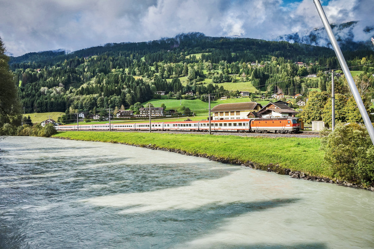 Nun ist es aus mit dem railjet-Verkehr auf der Drautalbahn.
Ab Fahrplanwechsel im Dezember 2017 wird offiziell aus dem railjet-Zugpaar 533/632 der EC 533/632  Lienzer Dolomiten , aber auch jetzt schon wird der railjet mit EC-Wagenmaterial geführt.
Der Grund, warum nun nach vier Jahren wieder ein EC fahren wird, ist, dass der railjet auf dieser Route sehr unflexibel ist und so mit seinen sieben Waggons sehr oft überfüllt ist.

Hier zu sehen ist 1144 093-2 mit dem SRJ 632 (Lienz - Mürzzuschlag), bei der Durchfahrt durch die Haltestelle Berg im Drautal.
Aufgenommen am 17.9.2017.