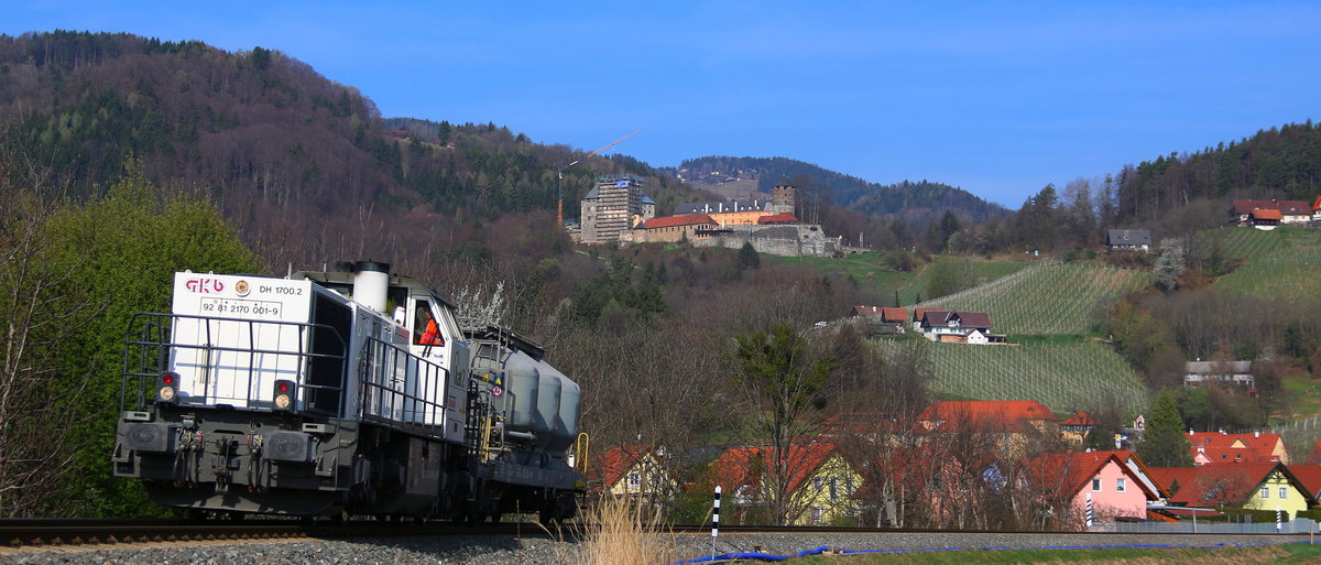 Nun ist es Gewissheit . 
Die Burg zu Landsberg bekommt einen Wärmedämmenden Aussenputz. 
Das Vorhaben das weit über die Stadt zu beobachten ist wird noch einige Wochen das Bild der Burg prägen ... 
Über die  Pinke Farbgebung wird man wohl hinwegsehen müssen ,.. 

DH 1700.2 am Vormittag des 30.03.2017 




.... April ... April  