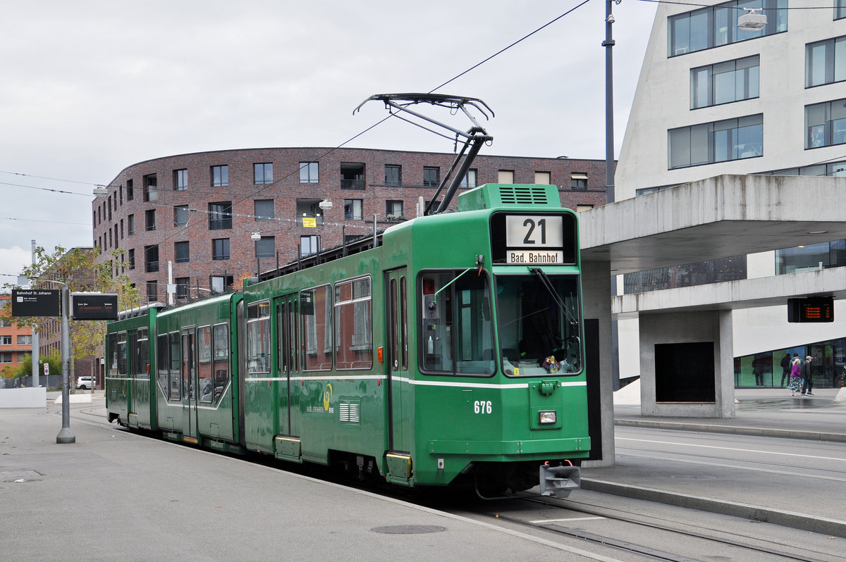 Nun ist es soweit, die Be 4/6S fahren nicht mehr auf dem Netz der BVB. Am 23.10.2017 durfte ich nochmals mit einem Be 4/6S auf die Linie 21. Hier steht der Be 4/6S 676 an der Endstation Bahnhof St. Johann.