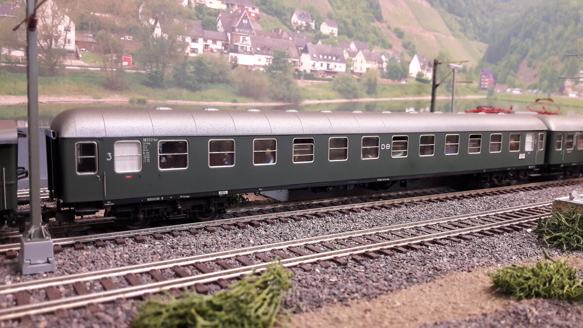 Nun etwas m-Wagen (UIC X Wagen ) Geschichte. Gebaut ab 1953 als erste 26,4m Reisewagen der DB. Die sogenannte Klassenreform der DB Wagen ( also mehr oder weniger Abschaffung der 3.Klasse fand ab 1956 statt ). Hier nun zu sehen ein C4ümg 3.Klasse , noch vor der Klassenreform (Später als B4üm) oder heute würden wir sagen Bm Wagen. Markant auch noch das DB Zeichen nicht als Keks sondern mittig zwischen den Fenstern. Das Modell ist ein seltenst zu bekommender ADE Wagen Wagennummer 18202 Kar, ADE Nr. 3 3301/2 Sonderserie aus 1984.
Bis heute hat kein anderer Hersteller diesen Wagen gebracht. 