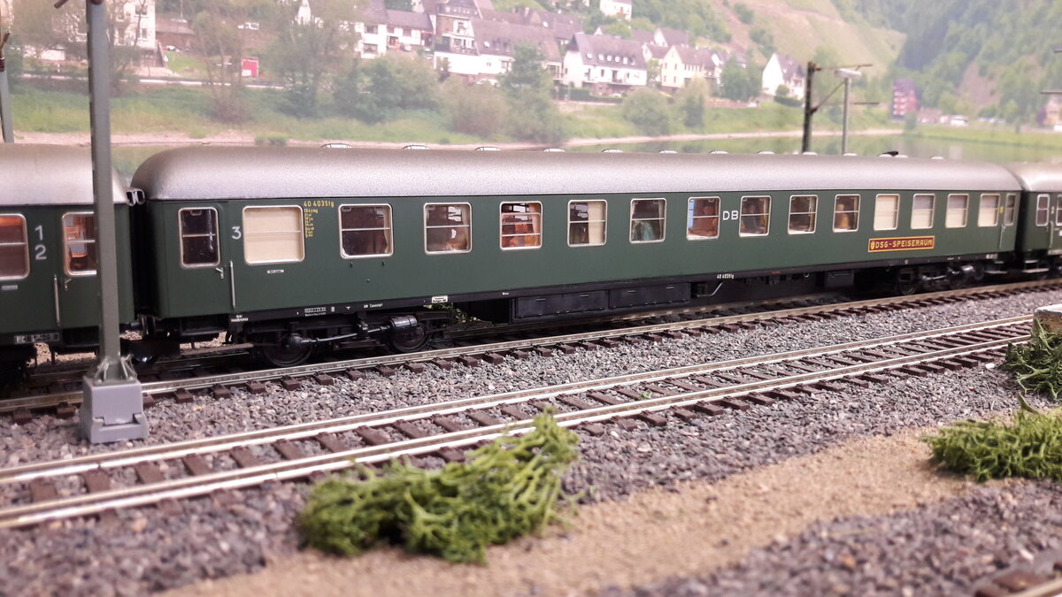 Nun etwas m-Wagen (UIC X Wagen ) Geschichte. Gebaut ab 1953 als erste 26,4m Reisewagen der DB. Die sogenannte Klassenreform der DB Wagen ( also mehr oder weniger Abschaffung der 3.Klasse fand ab 1956 statt ). Hier nun zu sehen ein DSG Halbspeisewagen CR4ymg 3.Klasse / DSG Speiseabteil , noch vor der Klassenreform , heute würden wir sagen Bm Wagen mit Speiseraum. Markant auch noch das DB Zeichen nicht als Keks sondern mittig zwischen den Fenstern. Das Modell ist ein seltenst zu bekommender ADE Wagen Wagennummer 40403 Stg, ADE Nr. 3308/1  aus 1984.
Bis heute hat kein anderer Hersteller diesen Wagen gebracht. 