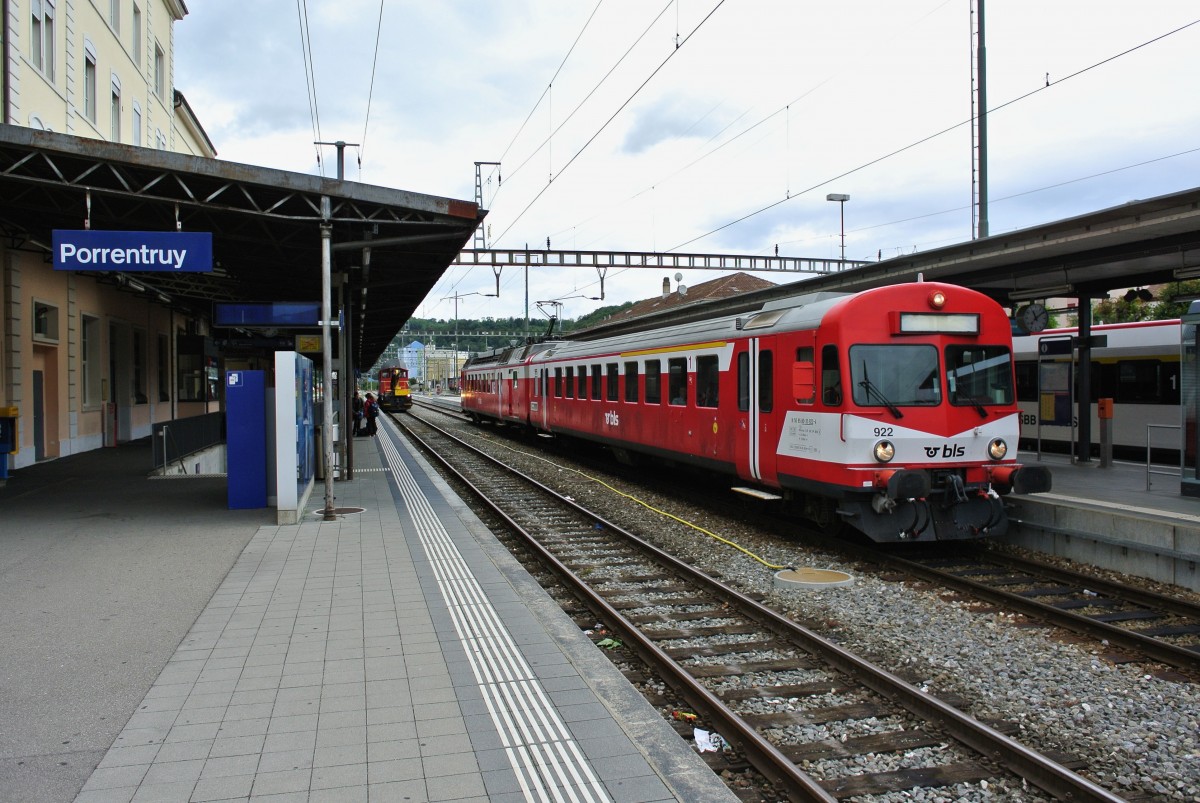 Nun ist der ex. BLS RBDe 566 I bei der CJ im Einsatz: Bt (ex. ABt) 50 85 80-35 922-4 und  RBDe 94 85 7 566 222-6 als Regio 26434 in Porrentruy, 14.08.2014.