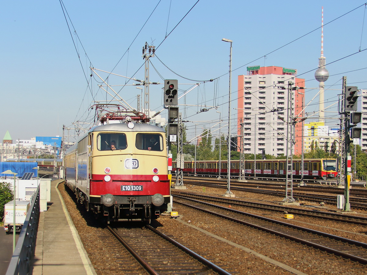 Nun fährt E 10 1309 am 30. August 2017 in den Ostbahnhof von Berlin ein zur Weiterfahrt nach Warnemünde.