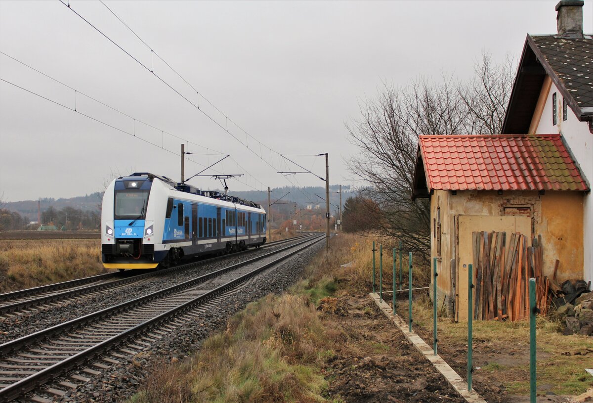 Nun fahren die 650 zwischen Karlovy Vary und Plzen hl.n. anstatt der Shark (844).  Am 13.11.21 war 651 204 als Sp 1667 bei Chotikov zu sehen.
Das Postenhaus hat auch einen neuen Besitzer gefunden! 